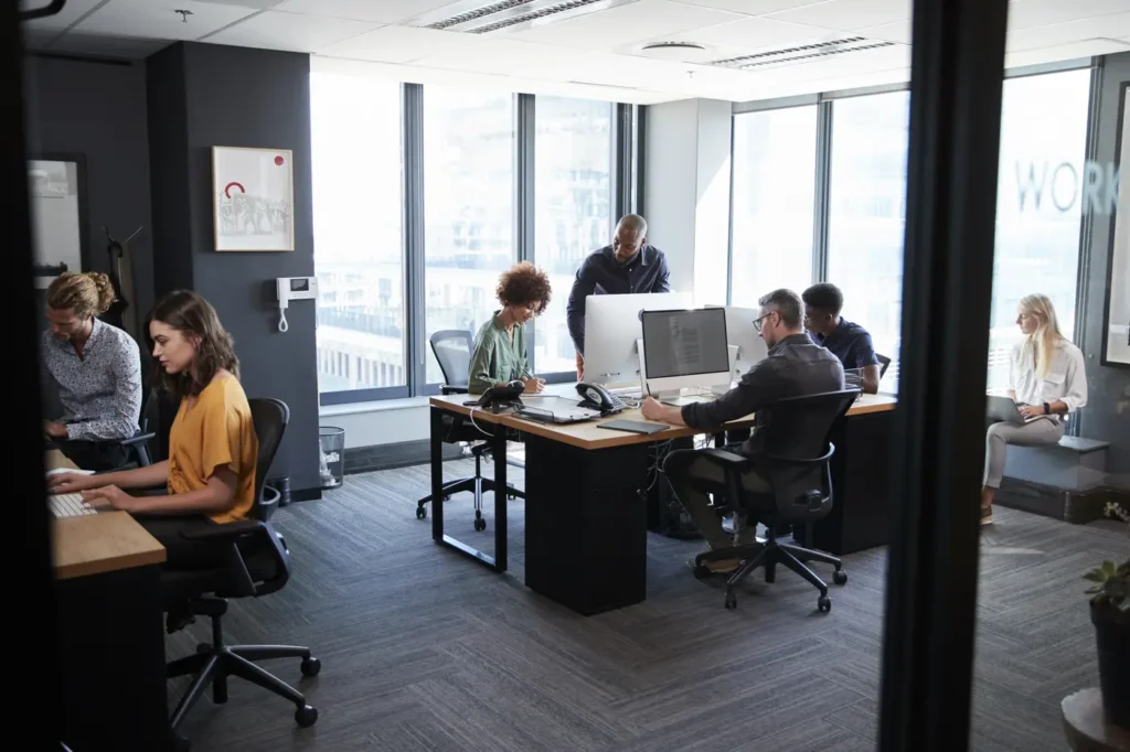 Équipe Atlaspro IPTV travaillant dans un bureau moderne – Service IPTV professionnel et support client dédié.